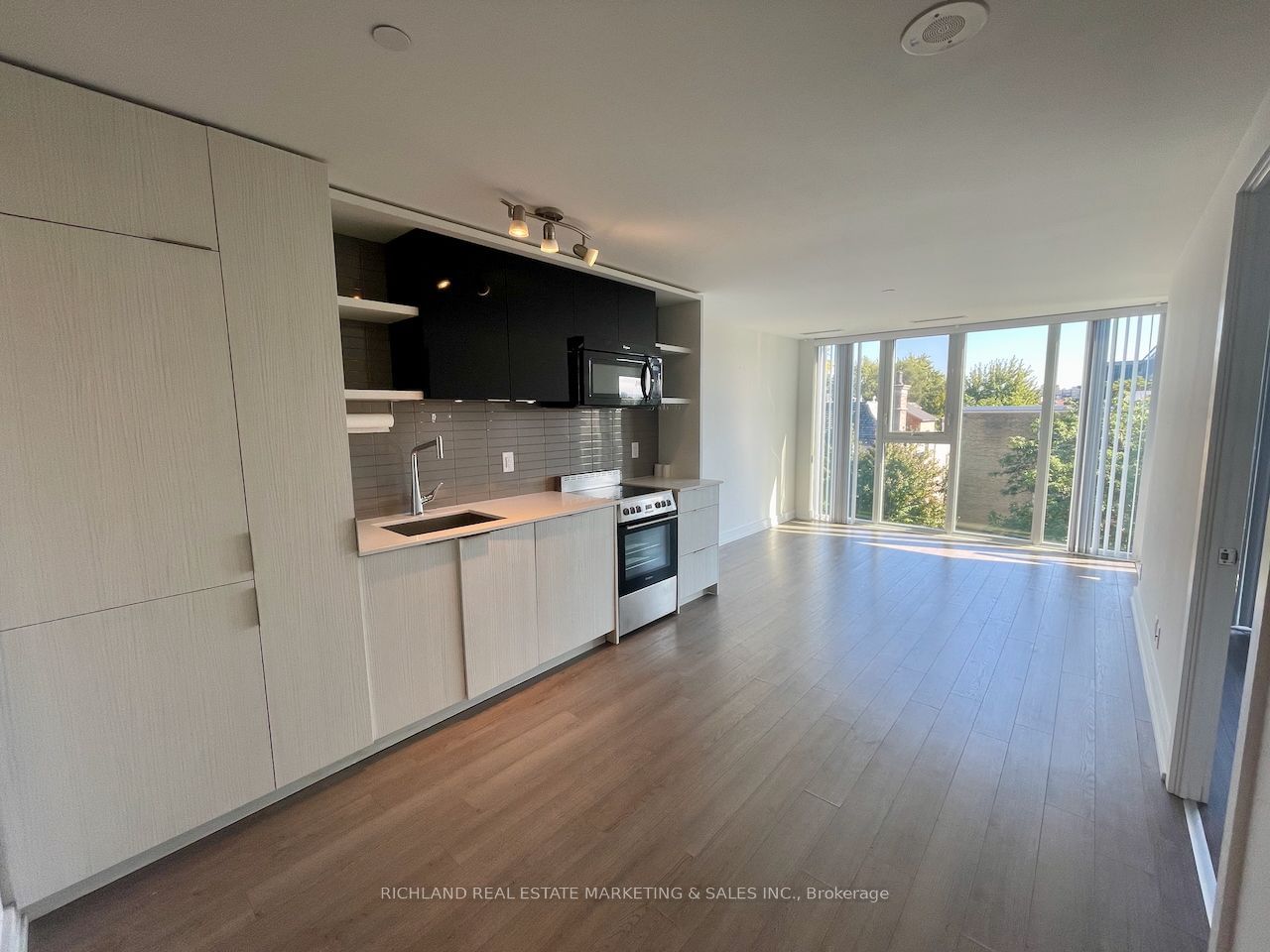 6 Parkwood Ave, unit 405 for rent