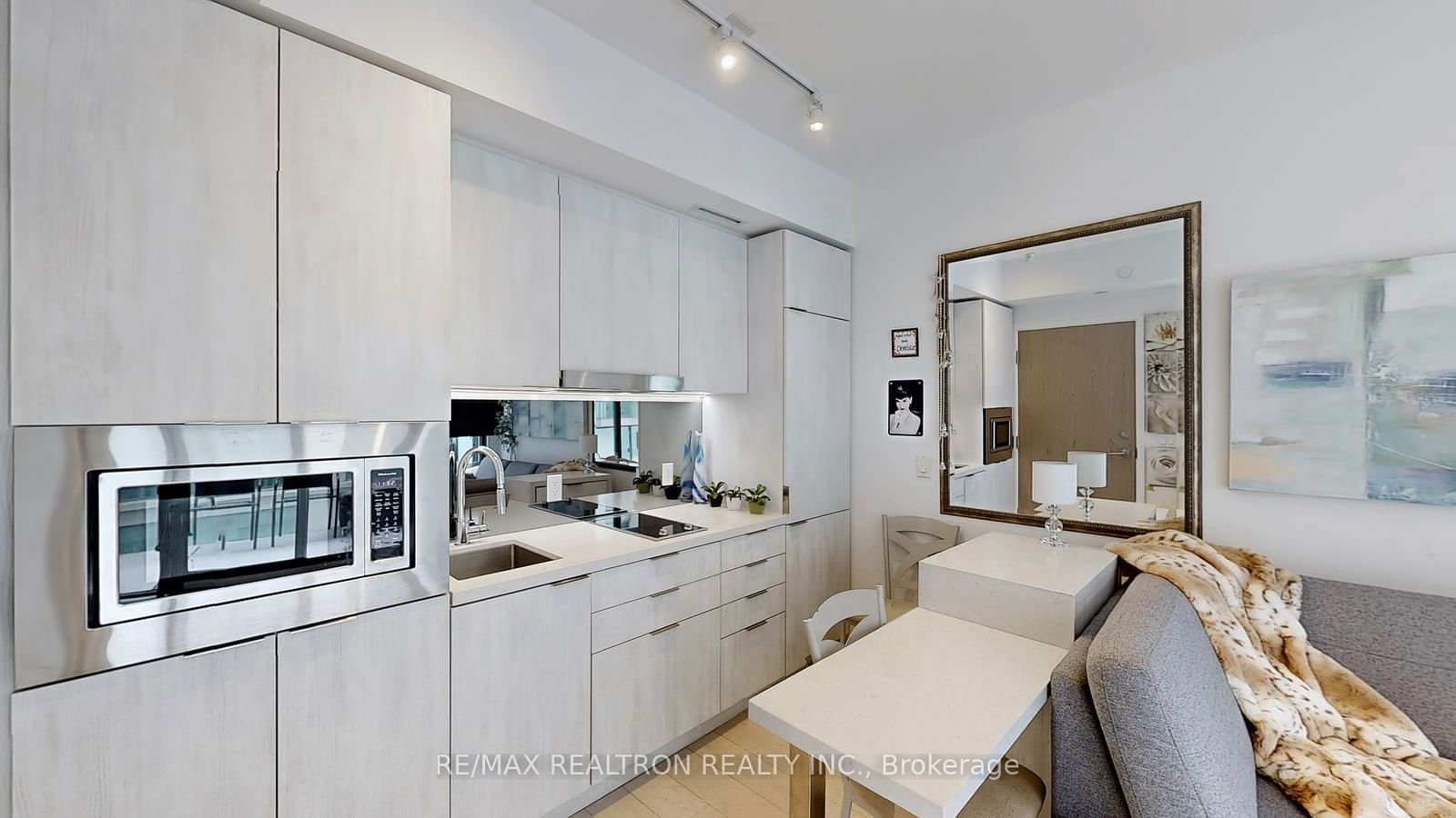 215 Queen St W, unit 1016 for sale