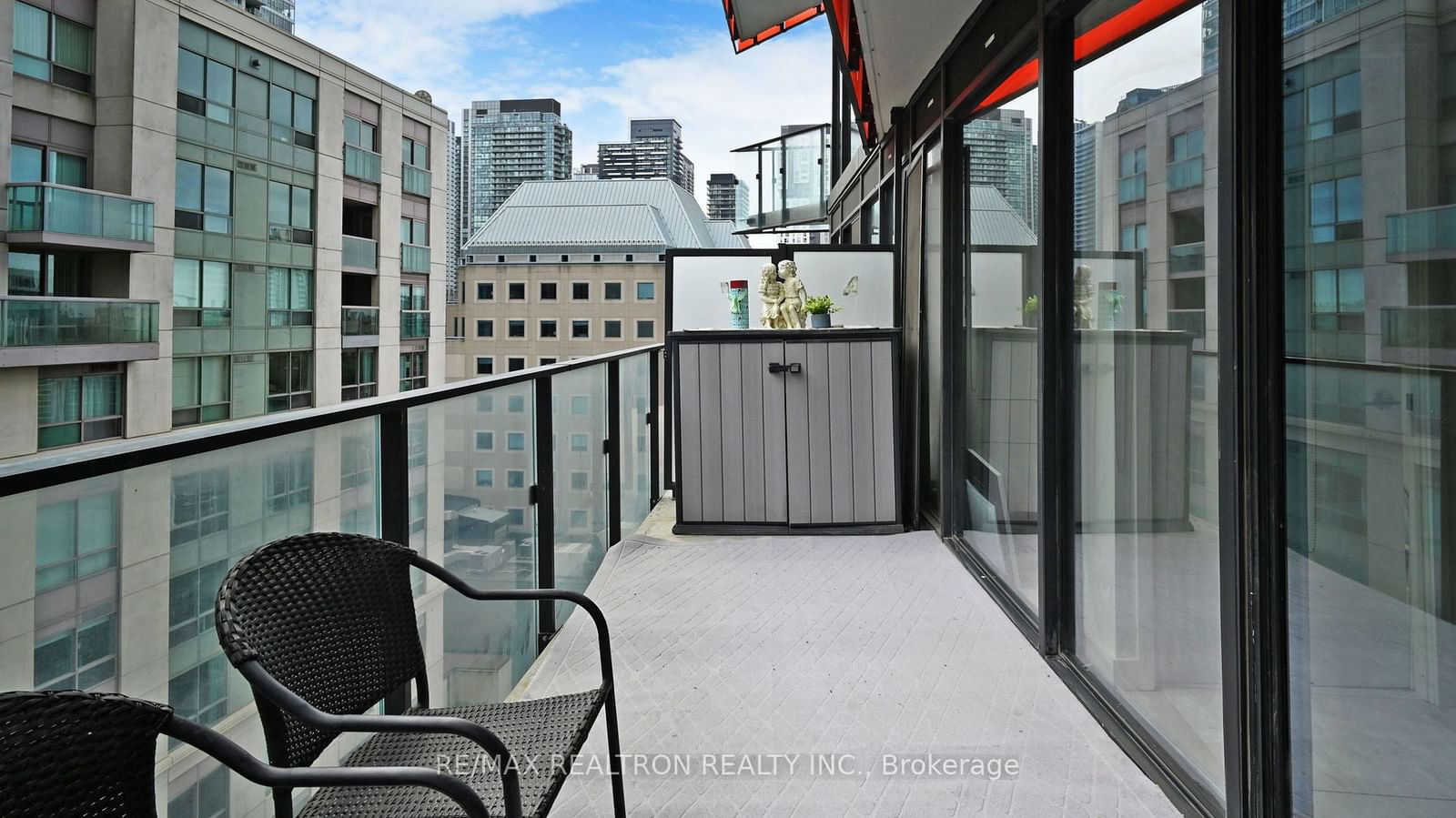 215 Queen St W, unit 1016 for sale