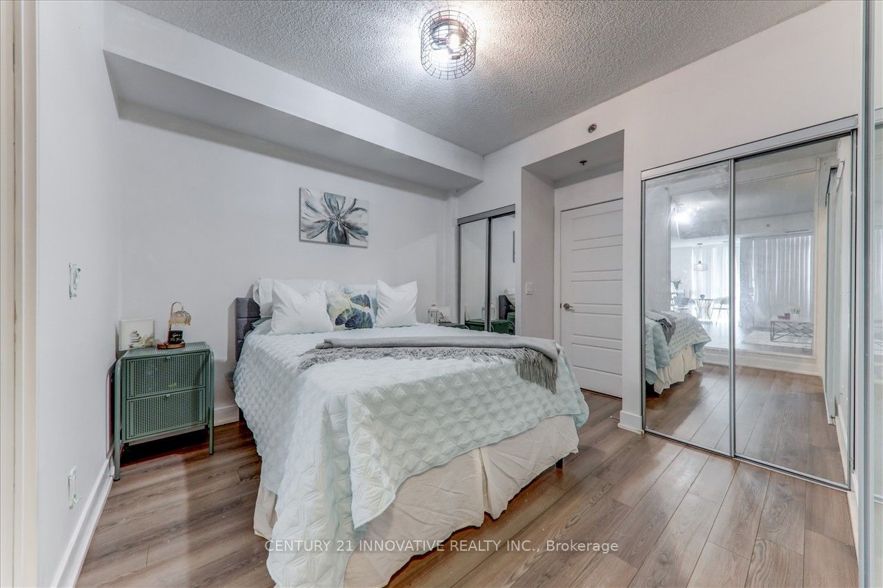 318 Richmond St W, unit 1711 for sale