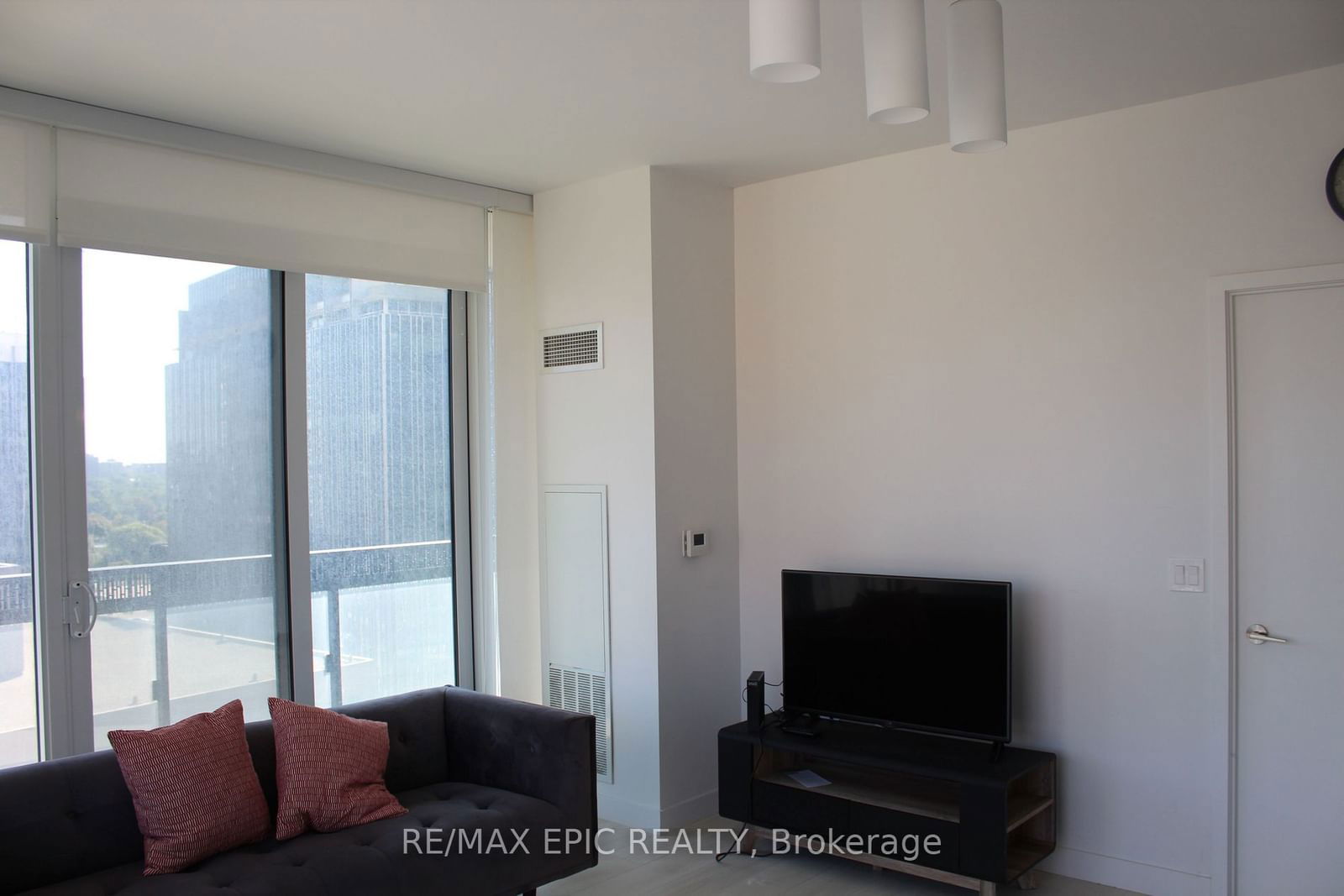 8 Eglinton Ave E, unit 911 for rent