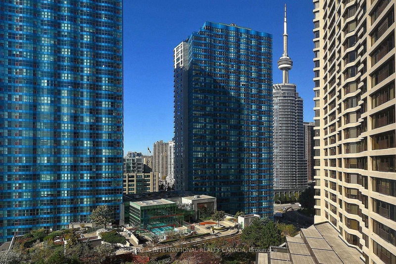 77 Harbour Sq, unit 712 for sale