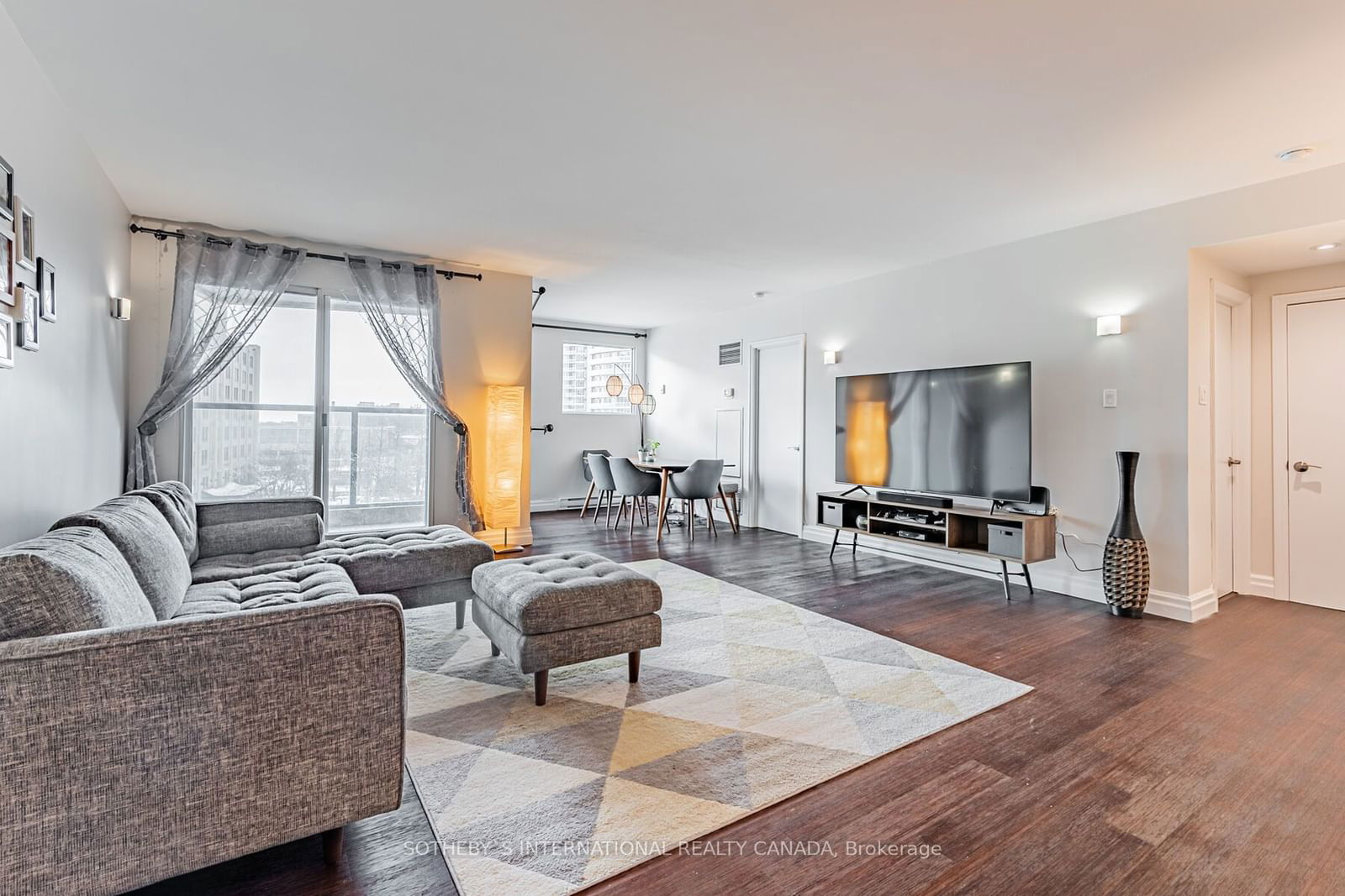 77 Harbour Sq, unit 712 for sale