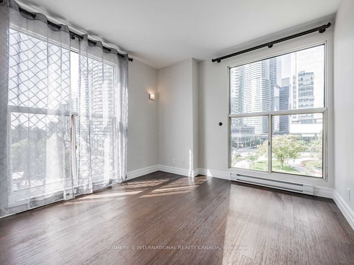 77 Harbour Sq, unit 712 for sale