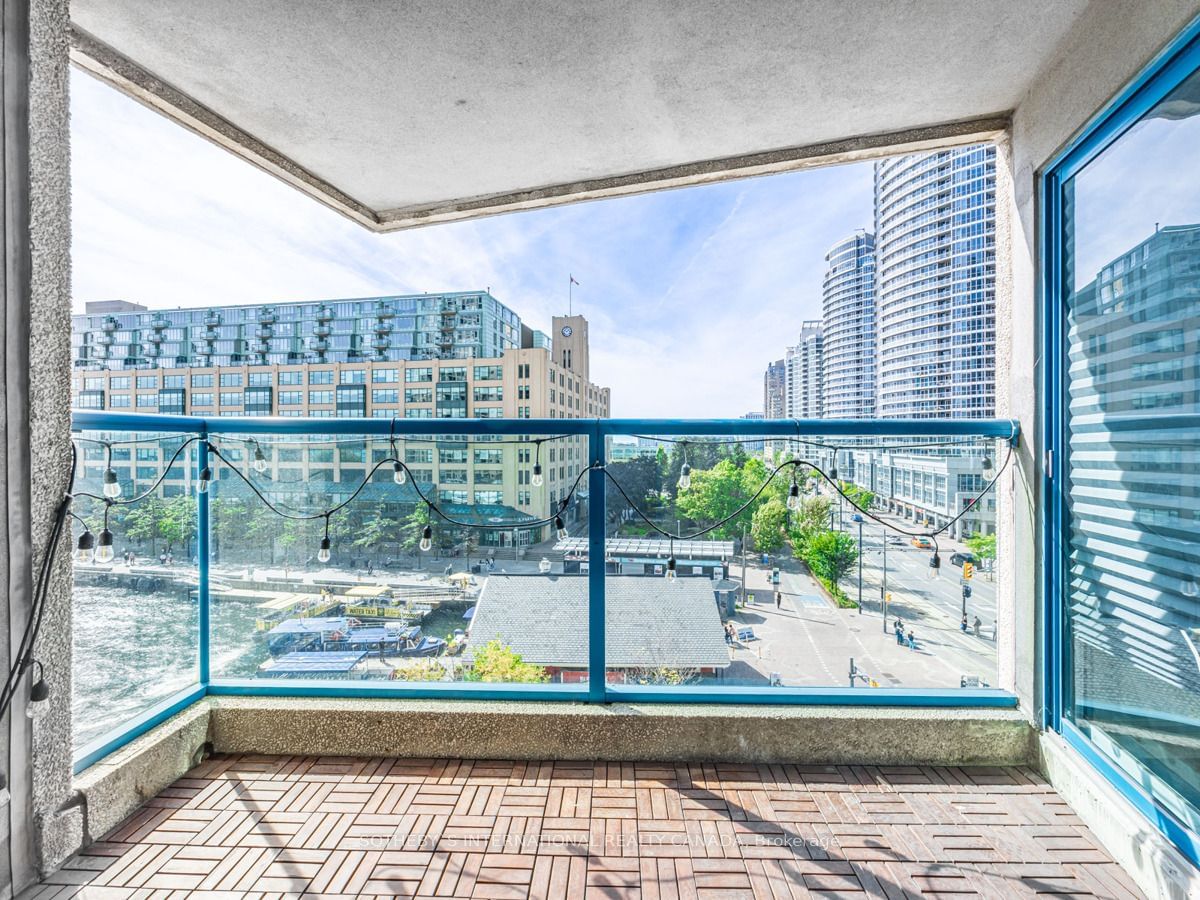 77 Harbour Sq, unit 712 for sale