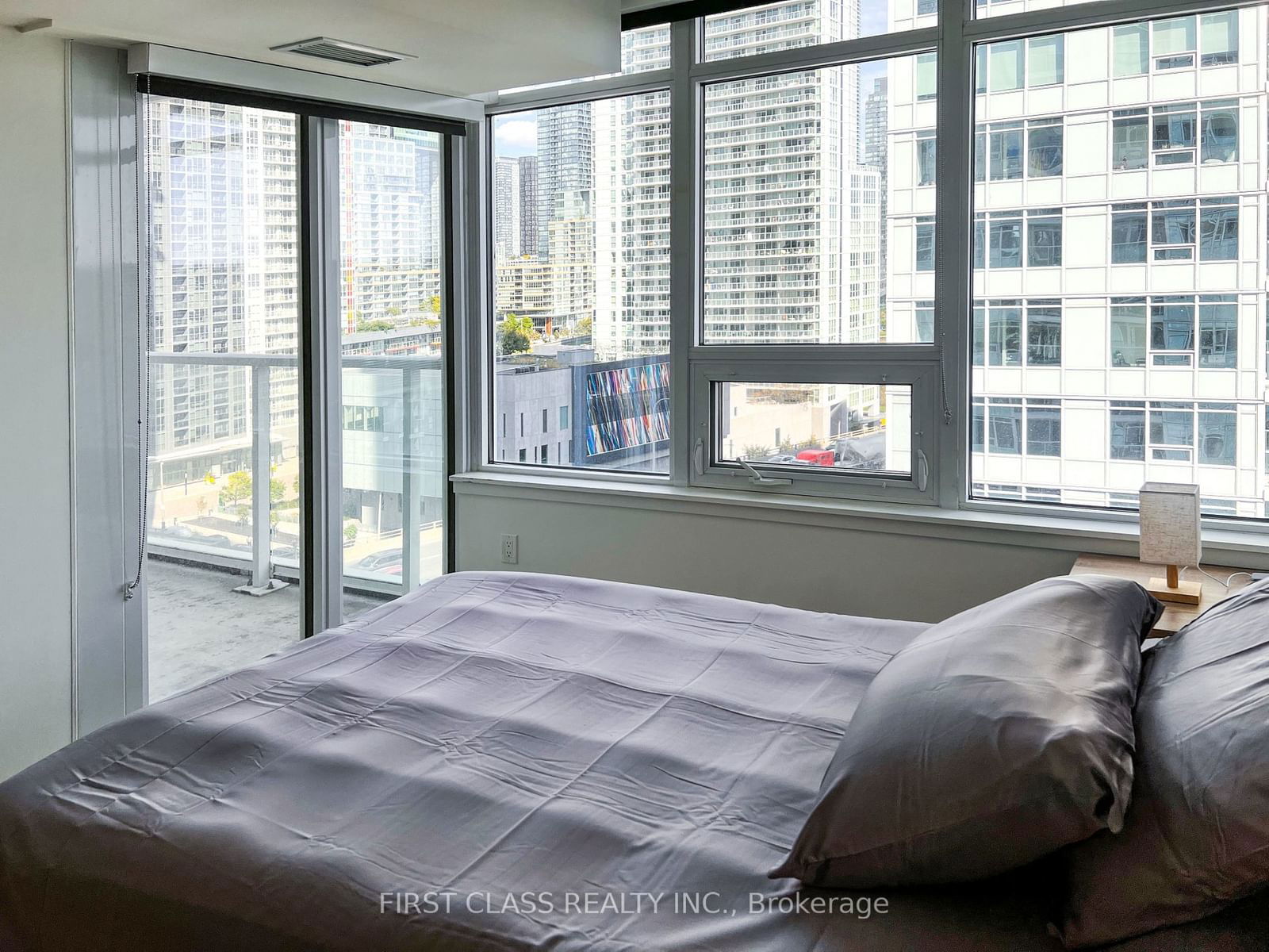 19 Bathurst St, unit 1510 for sale