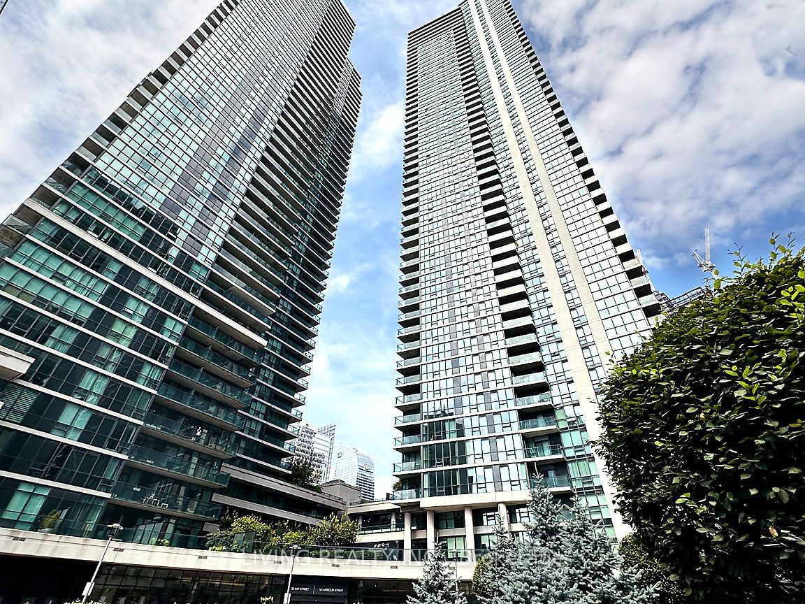 33 Bay St, unit 2811 for rent