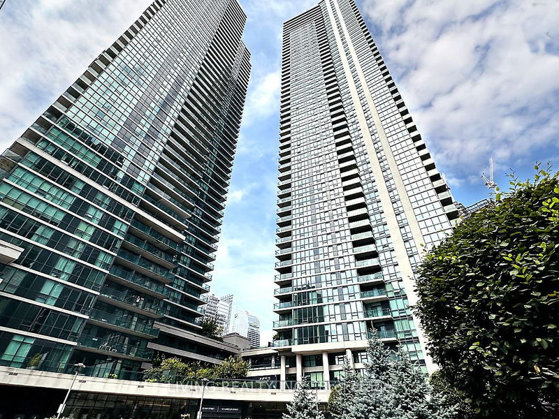 33 Bay St, unit 2811 for rent