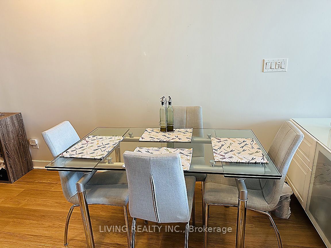 33 Bay St, unit 2811 for rent