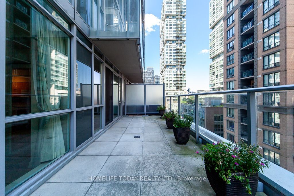 126 Simcoe St, unit 806 for sale