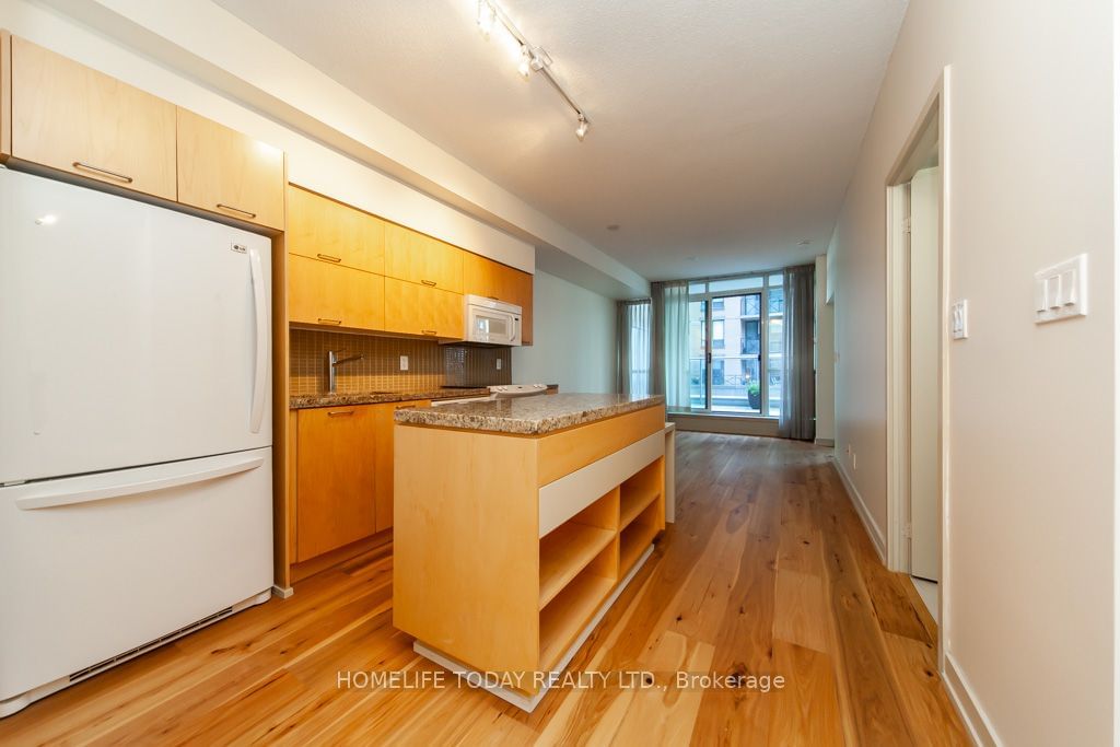 126 Simcoe St, unit 806 for sale