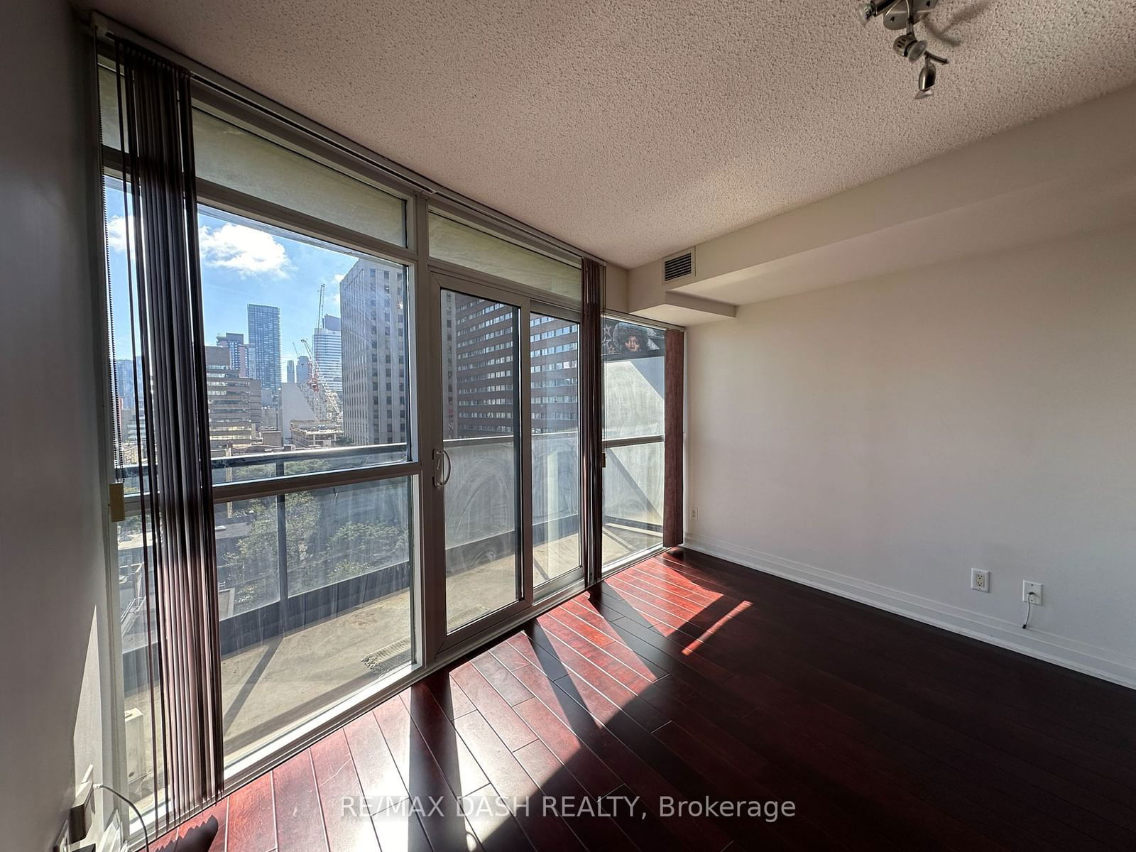 21 Carlton St, unit 1008 for rent