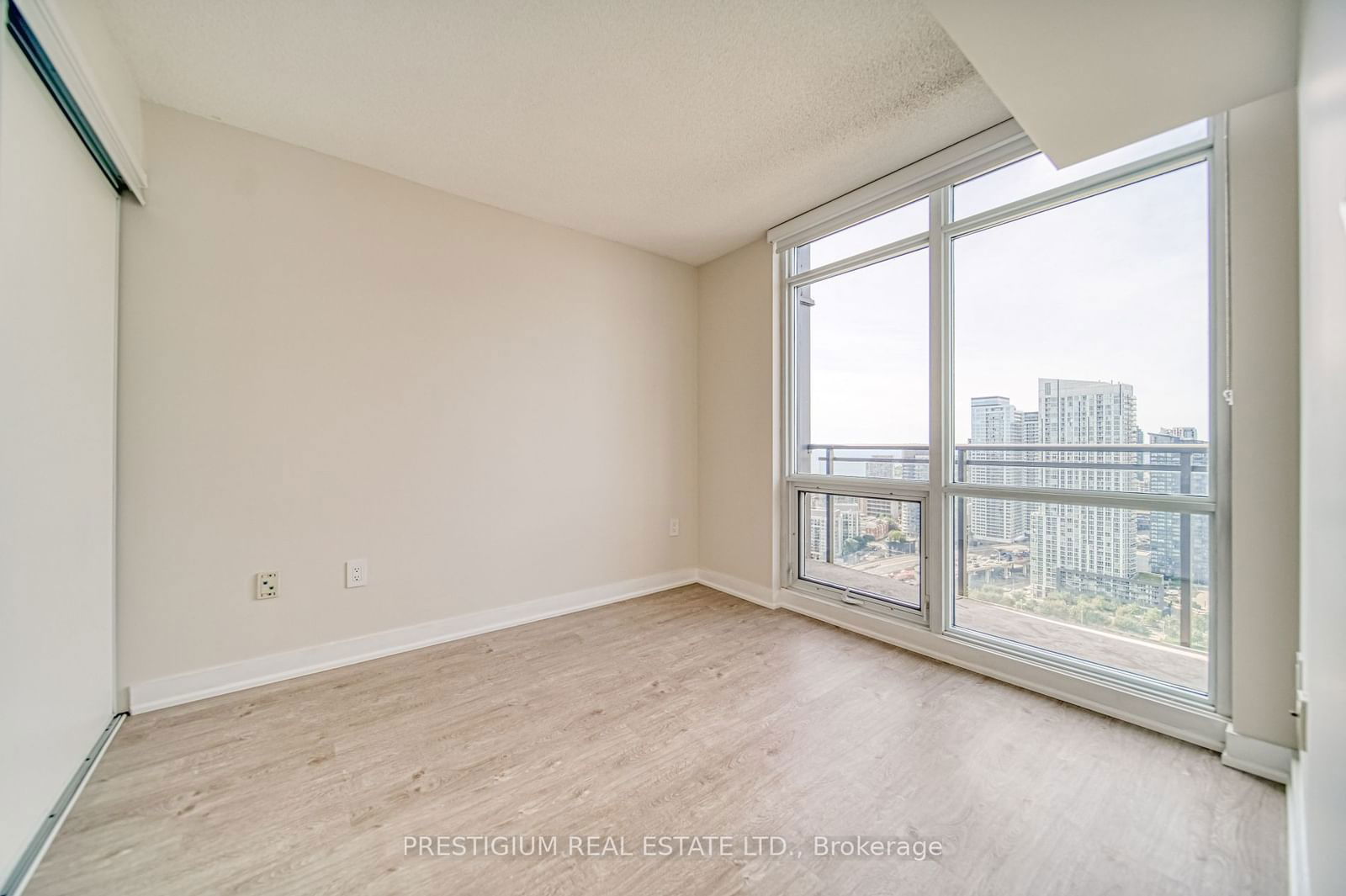 15 Fort York Blvd, unit 3701 for rent