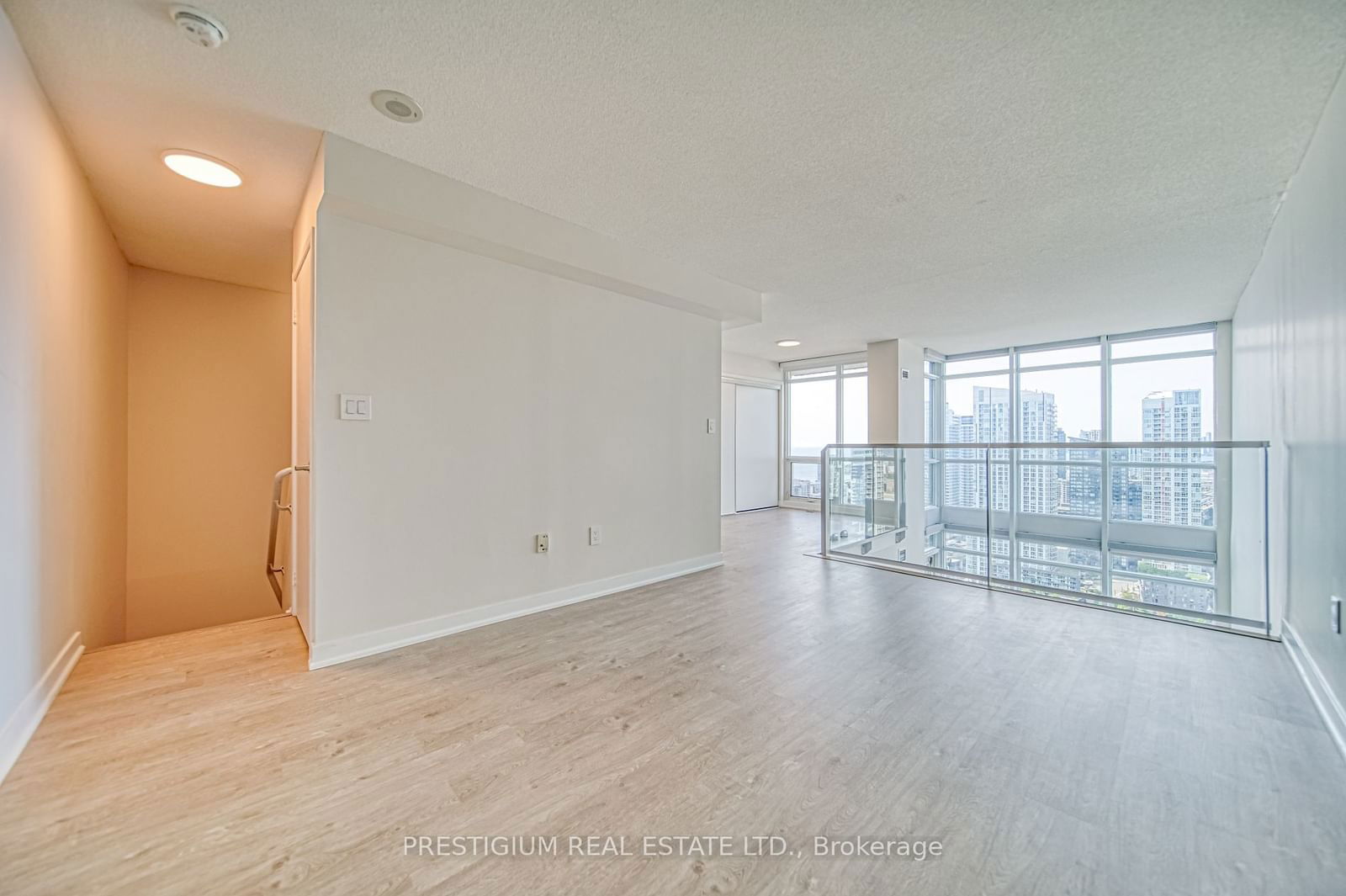 15 Fort York Blvd, unit 3701 for rent