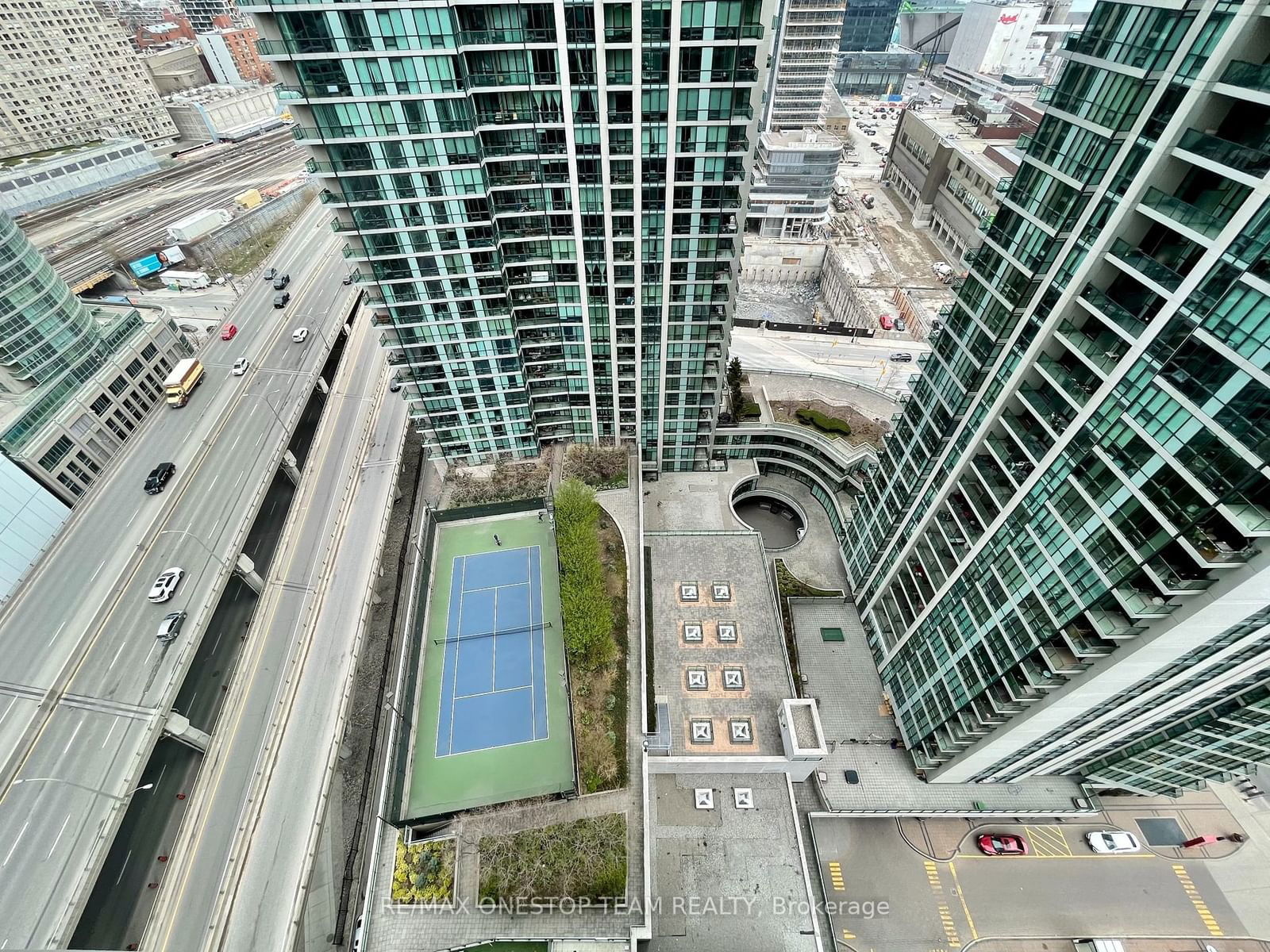 18 Harbour St, unit 3305 for rent