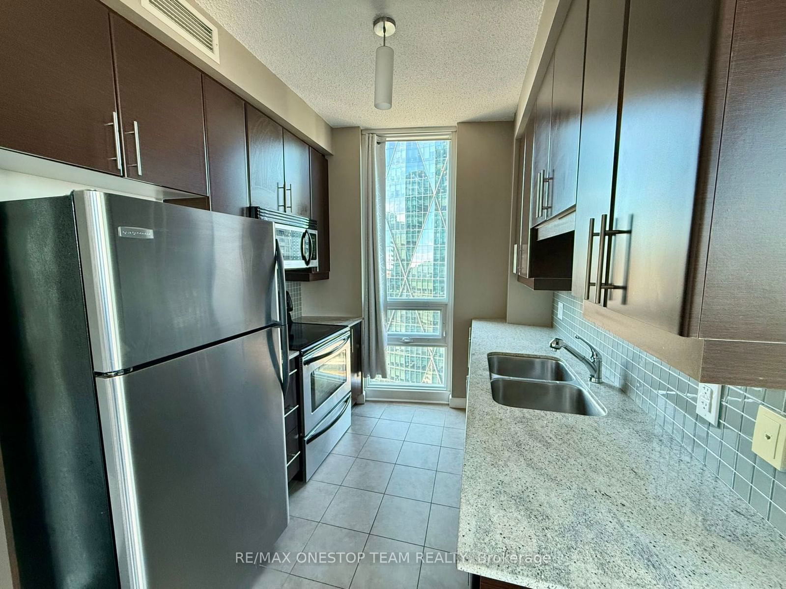 18 Harbour St, unit 3305 for rent