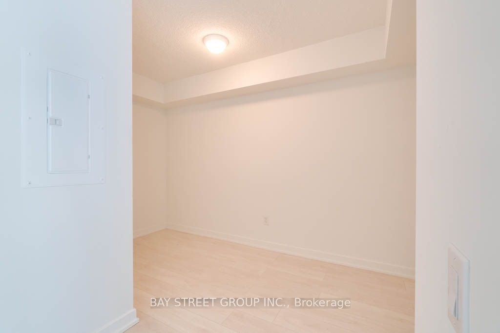 15 Singer Crt, unit 1011 for rent