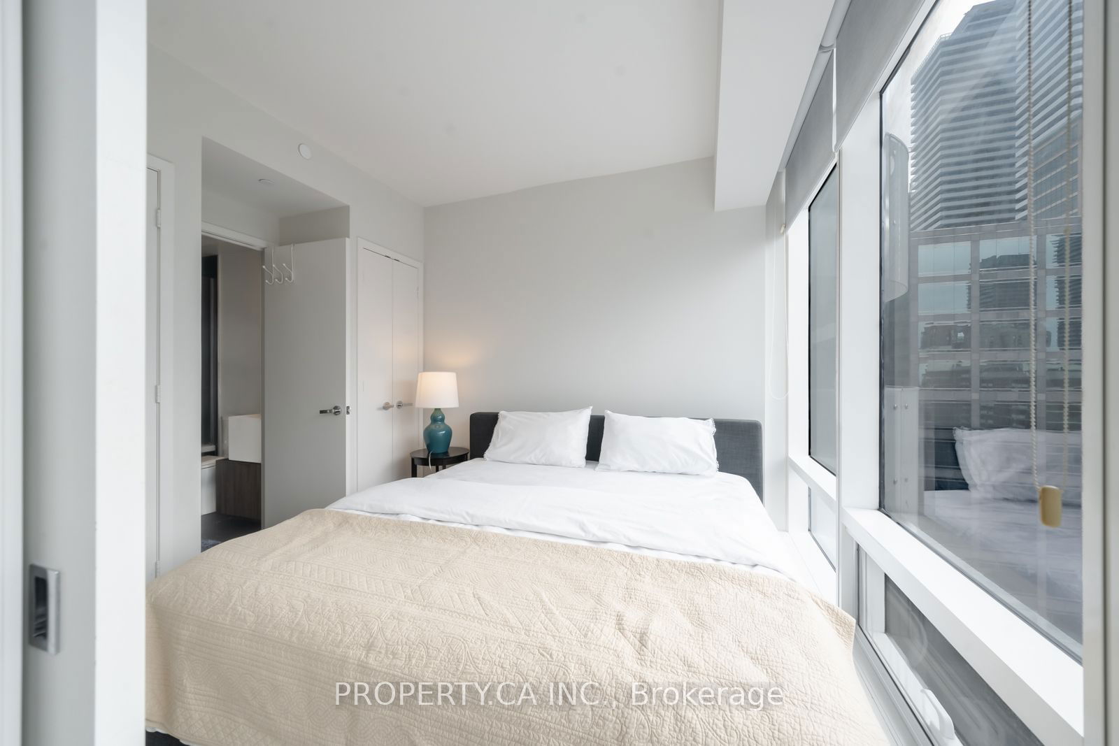 1 Bloor St E, unit 1407 for rent