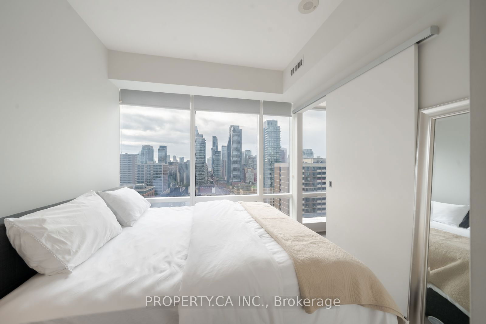 1 Bloor St E, unit 1407 for rent