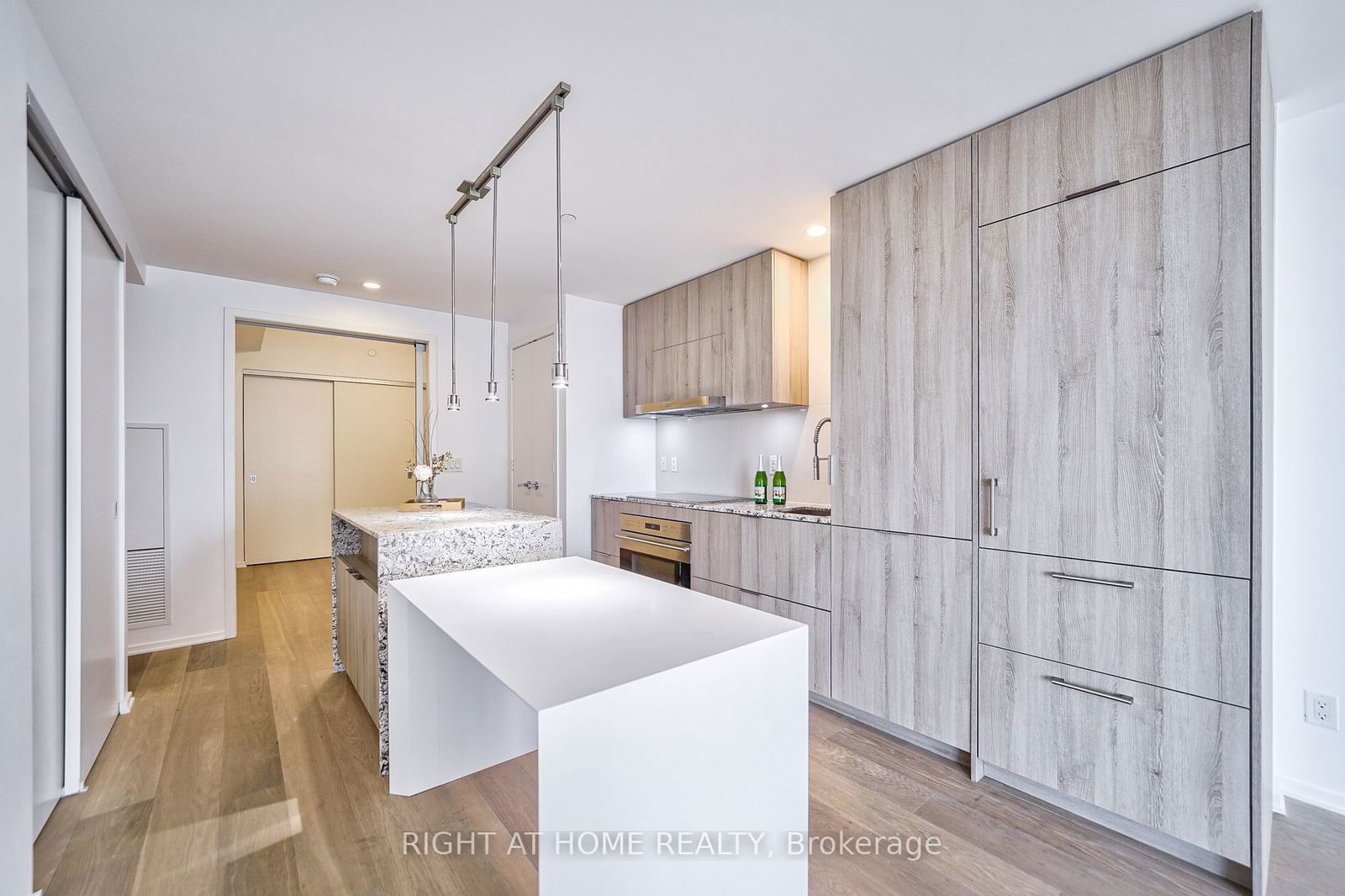 1 bloor St E, unit 6608 for sale