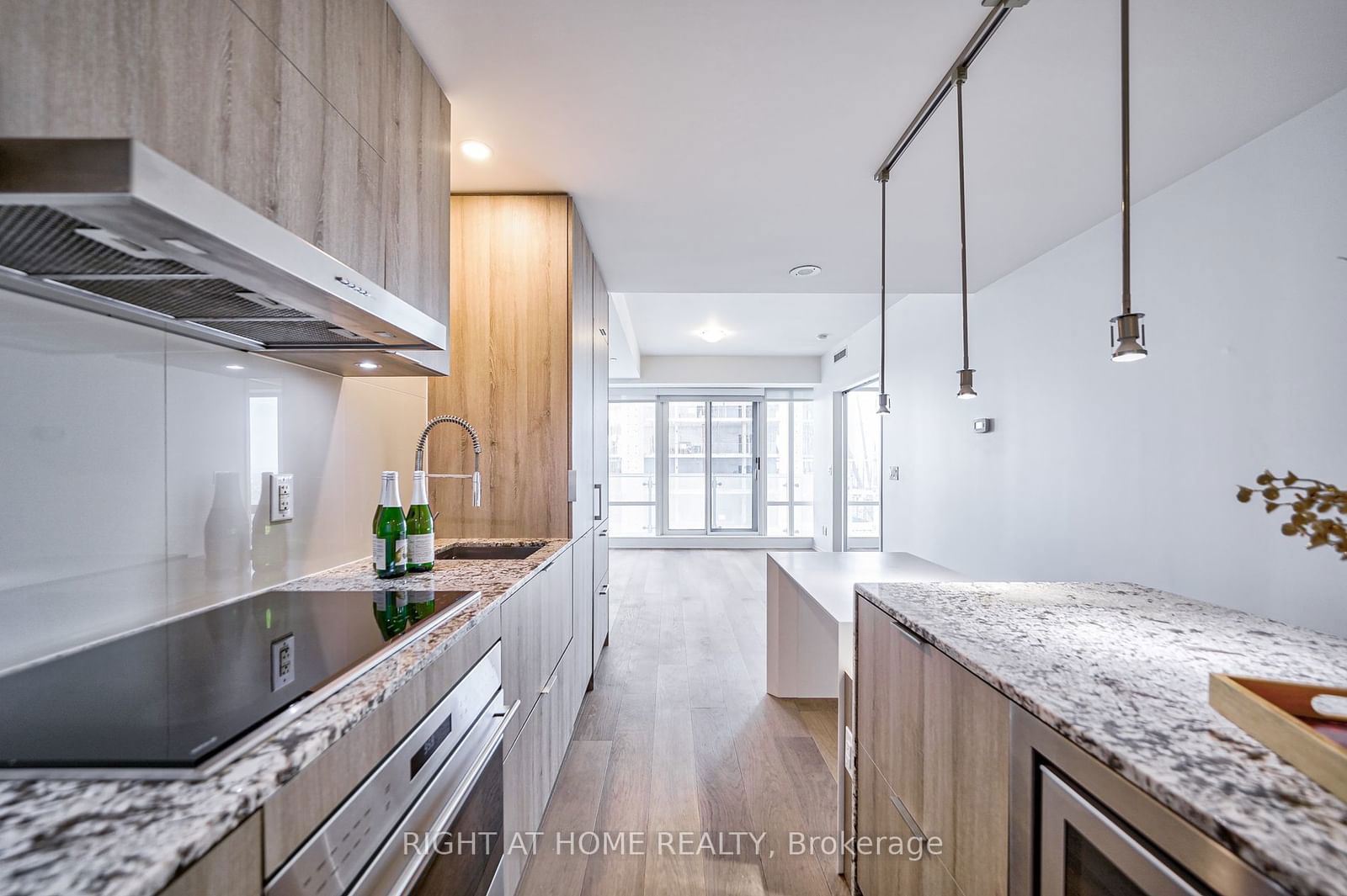 1 bloor St E, unit 6608 for sale