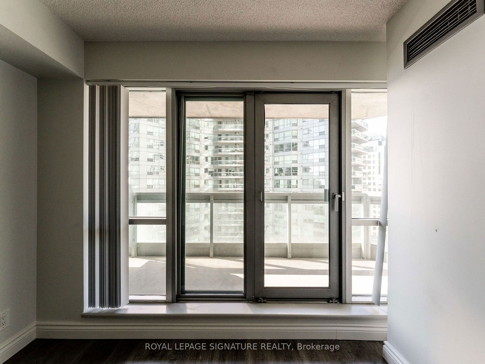 10 Yonge St, unit 1701 for rent