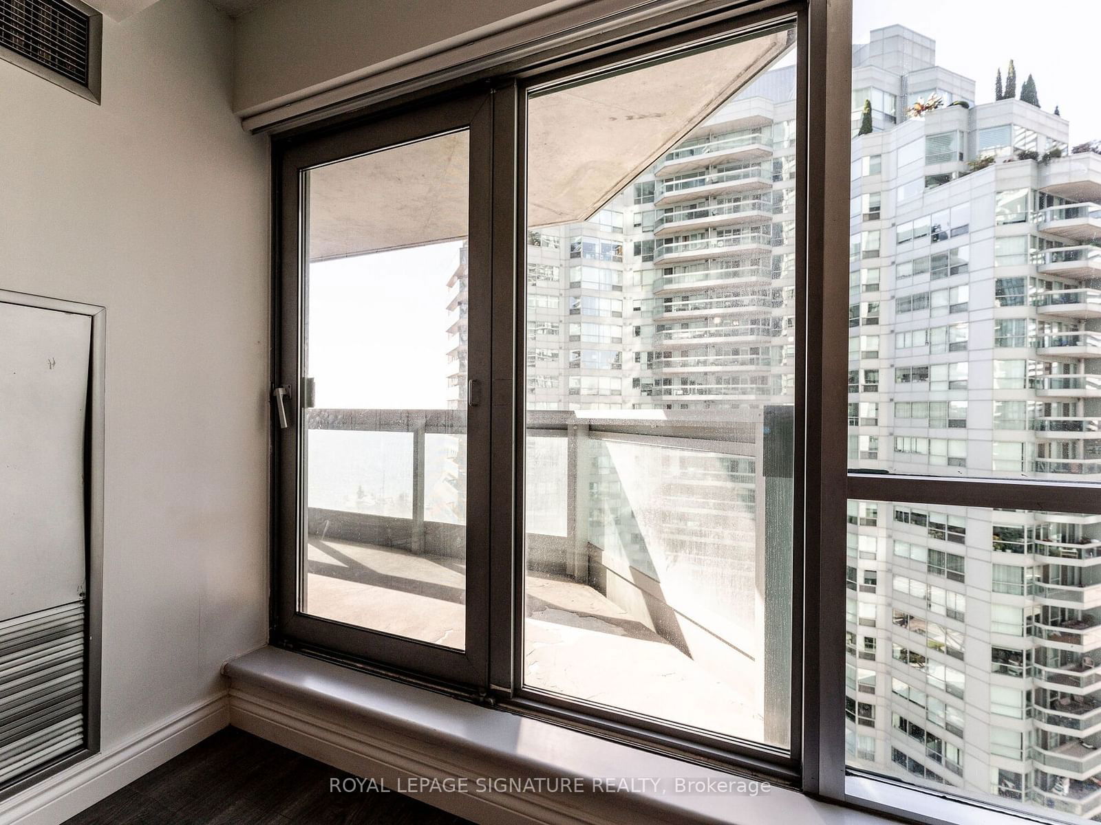 10 Yonge St, unit 1701 for rent