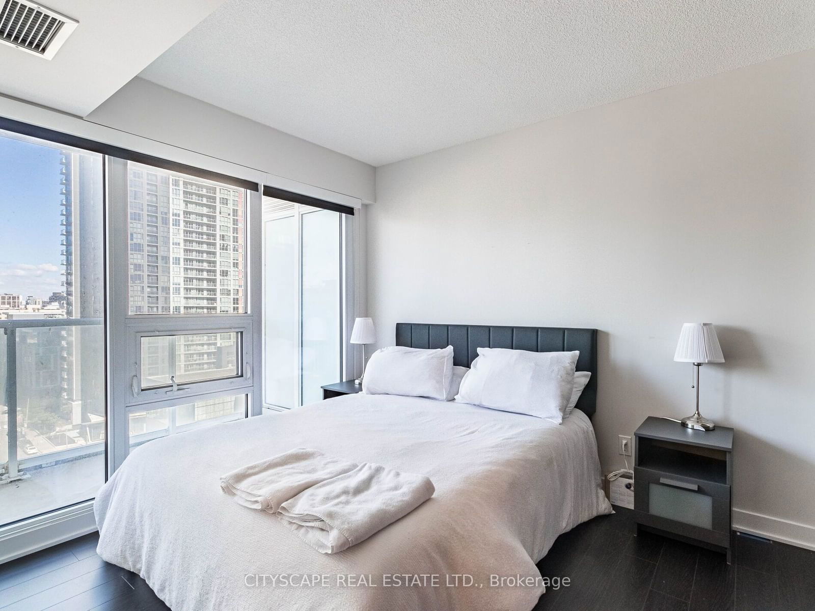 17 Bathurst St, unit 1509 for sale