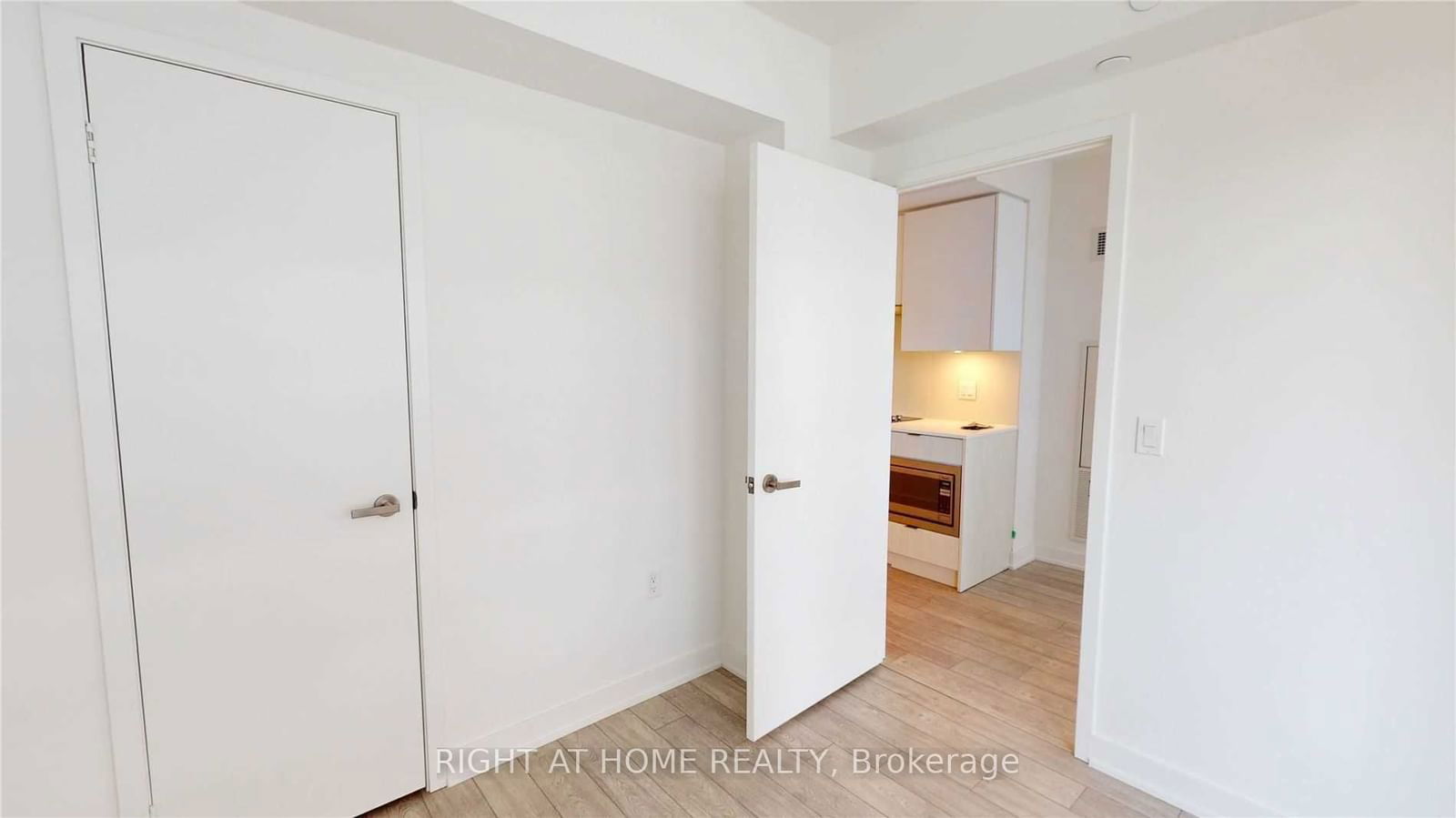 99 Broadway Ave, unit 1208 NT for rent