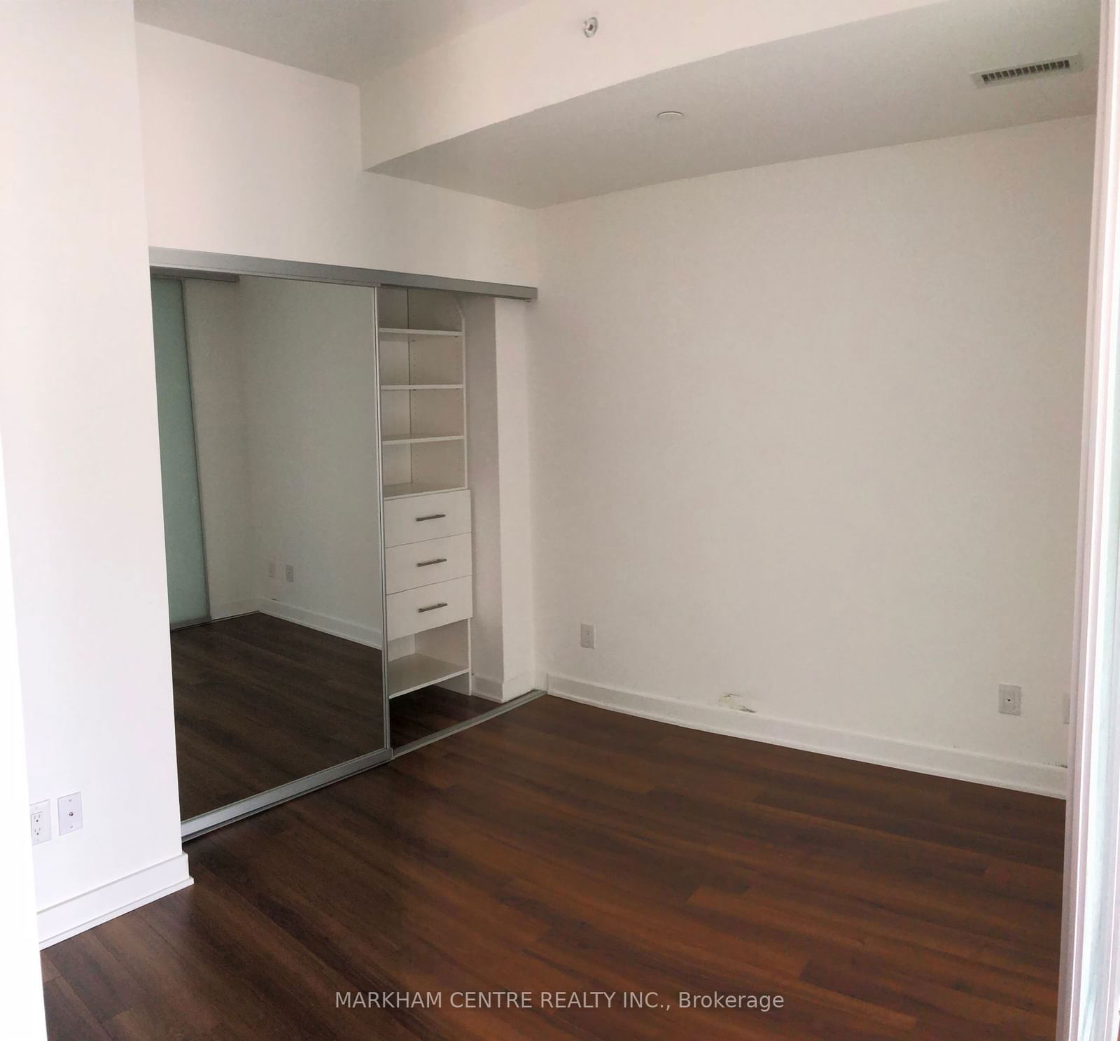 210 Simcoe St, unit 2505 for rent