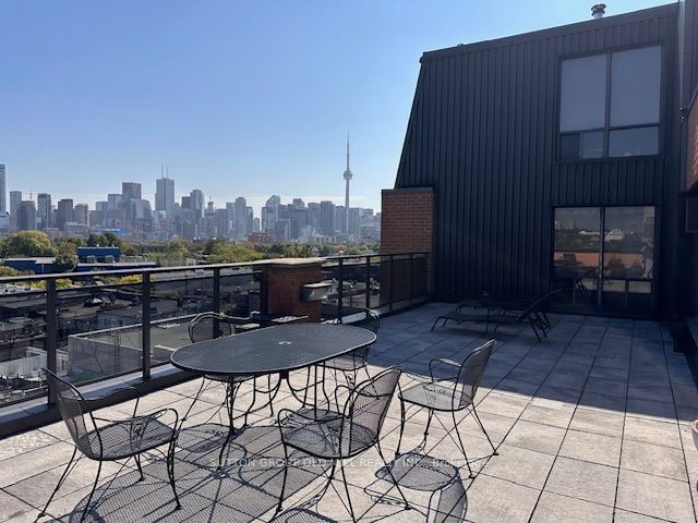 456 College St, unit 211 for sale