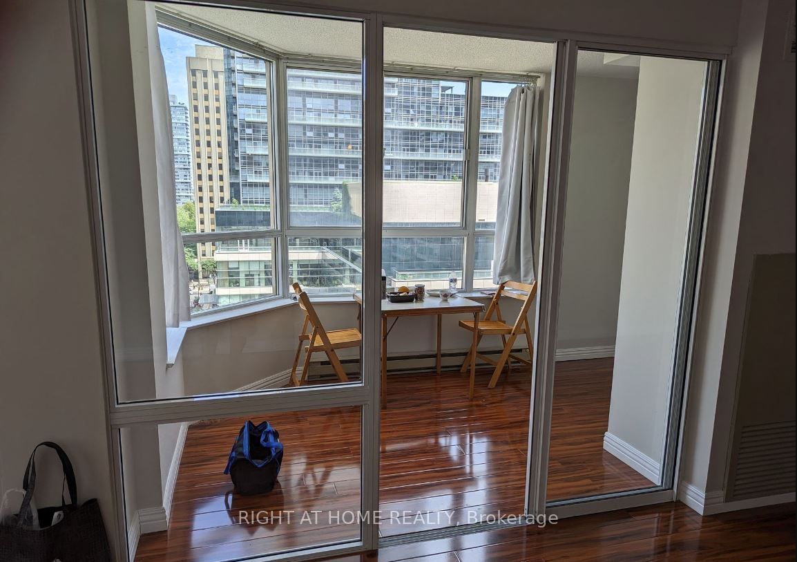 717 Bay St, unit 1111 for rent