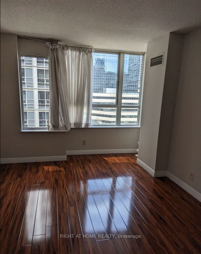 717 Bay St, unit 1111 for rent