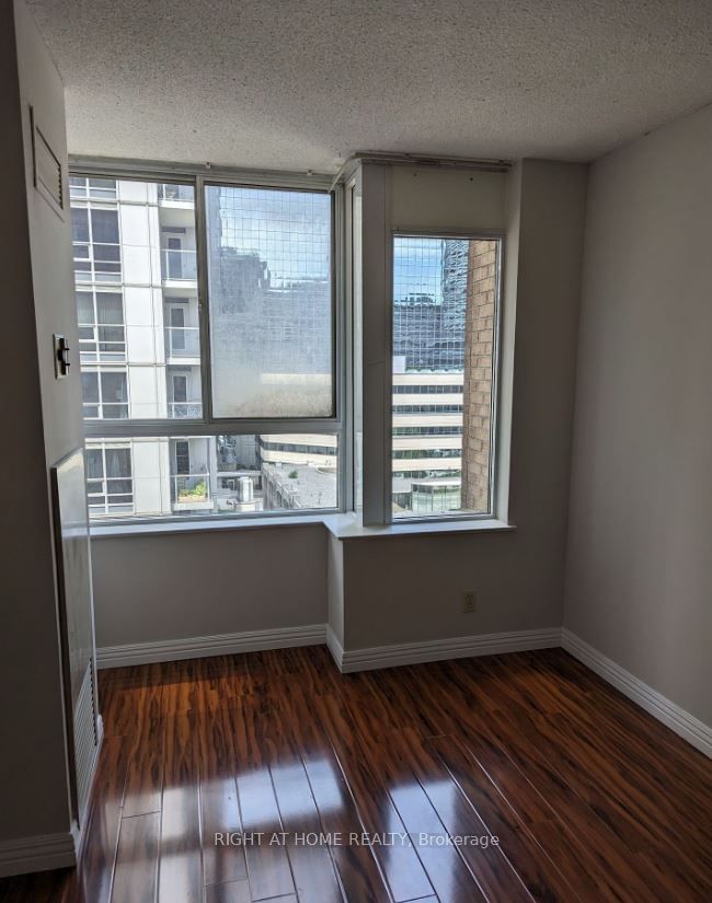 717 Bay St, unit 1111 for rent