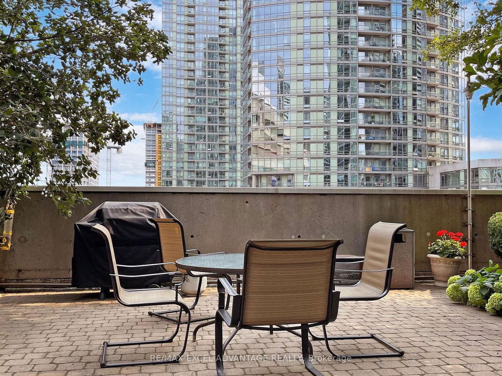 81 Navy Wharf Crt, unit 2102 for rent