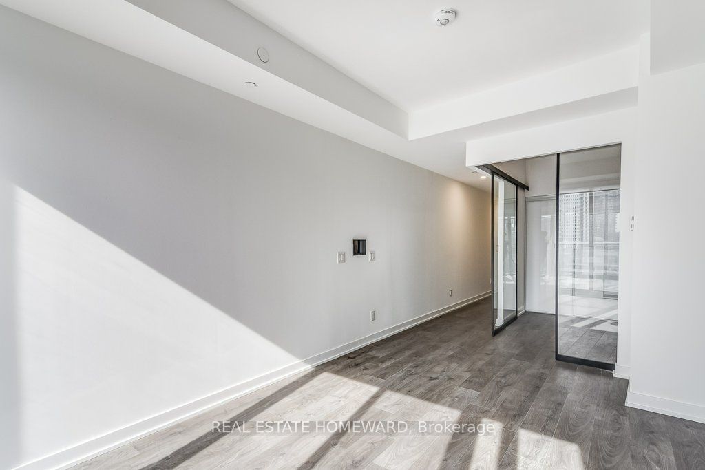 5 Defries St, unit 819 for rent