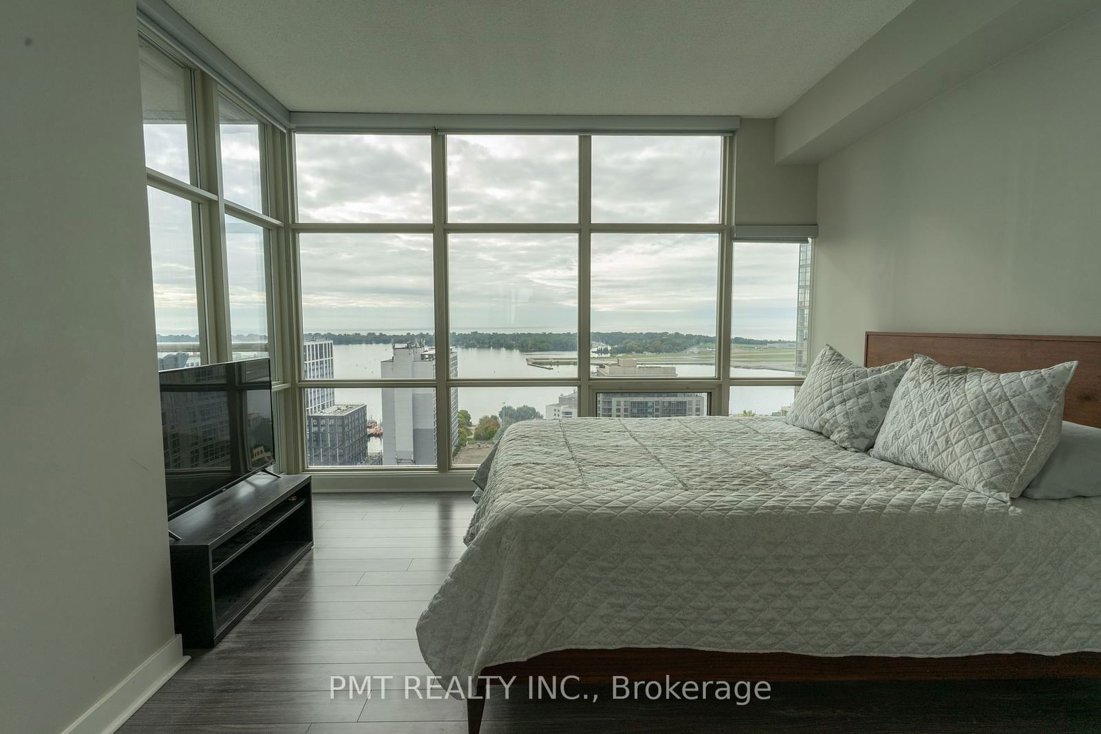 10 Navy Wharf Crt, unit 2809 for rent