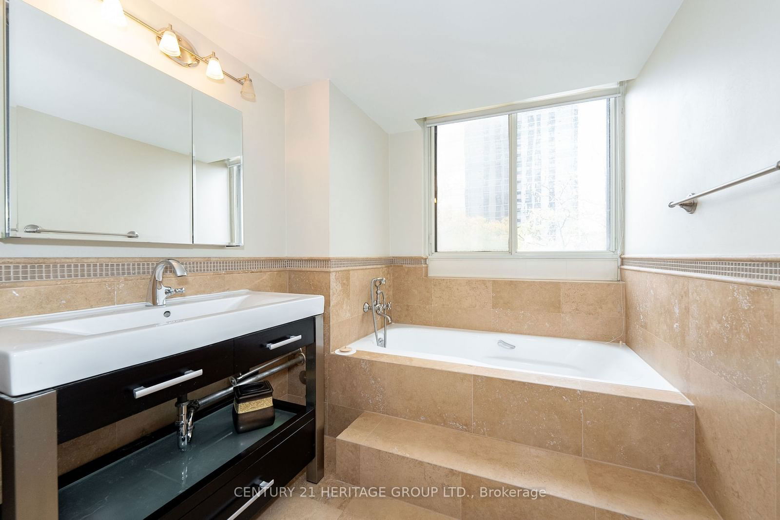 5 Kenneth Ave, unit 406 for sale