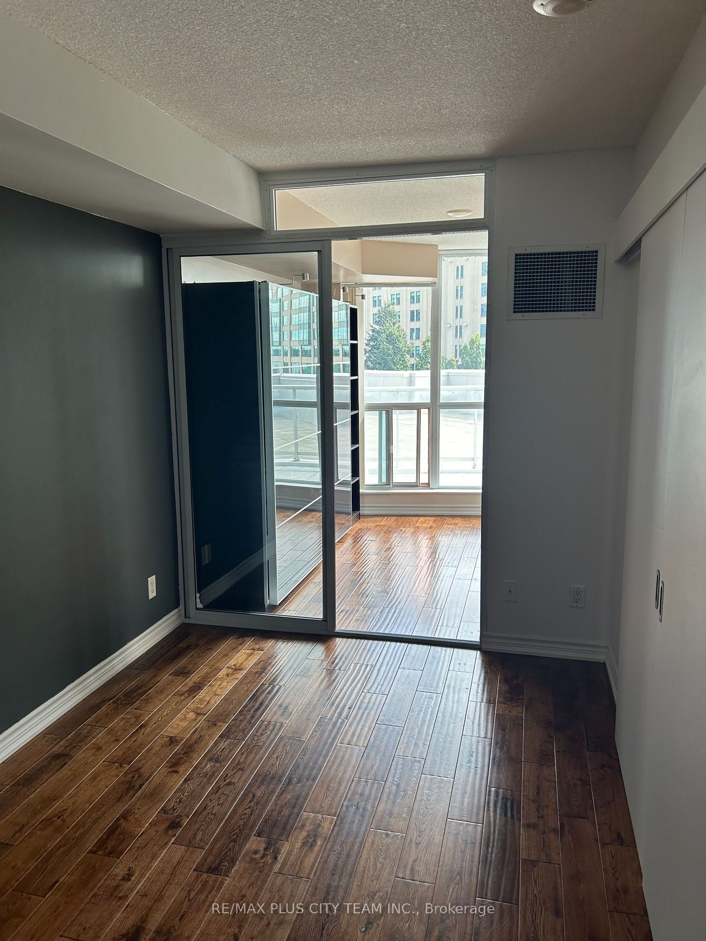 218 Queens Quay W, unit 403 for rent