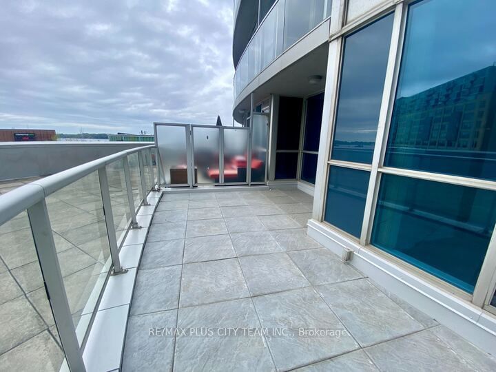 218 Queens Quay W, unit 403 for rent