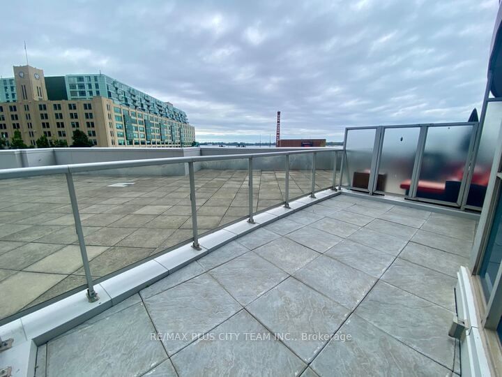 218 Queens Quay W, unit 403 for rent