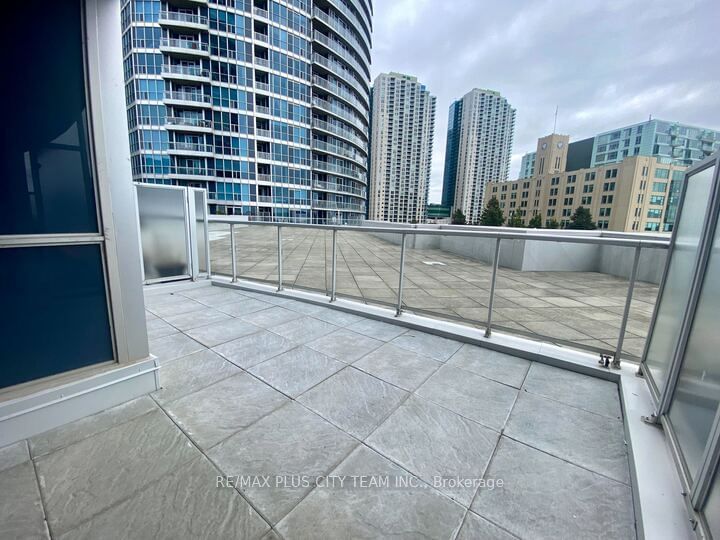 218 Queens Quay W, unit 403 for rent