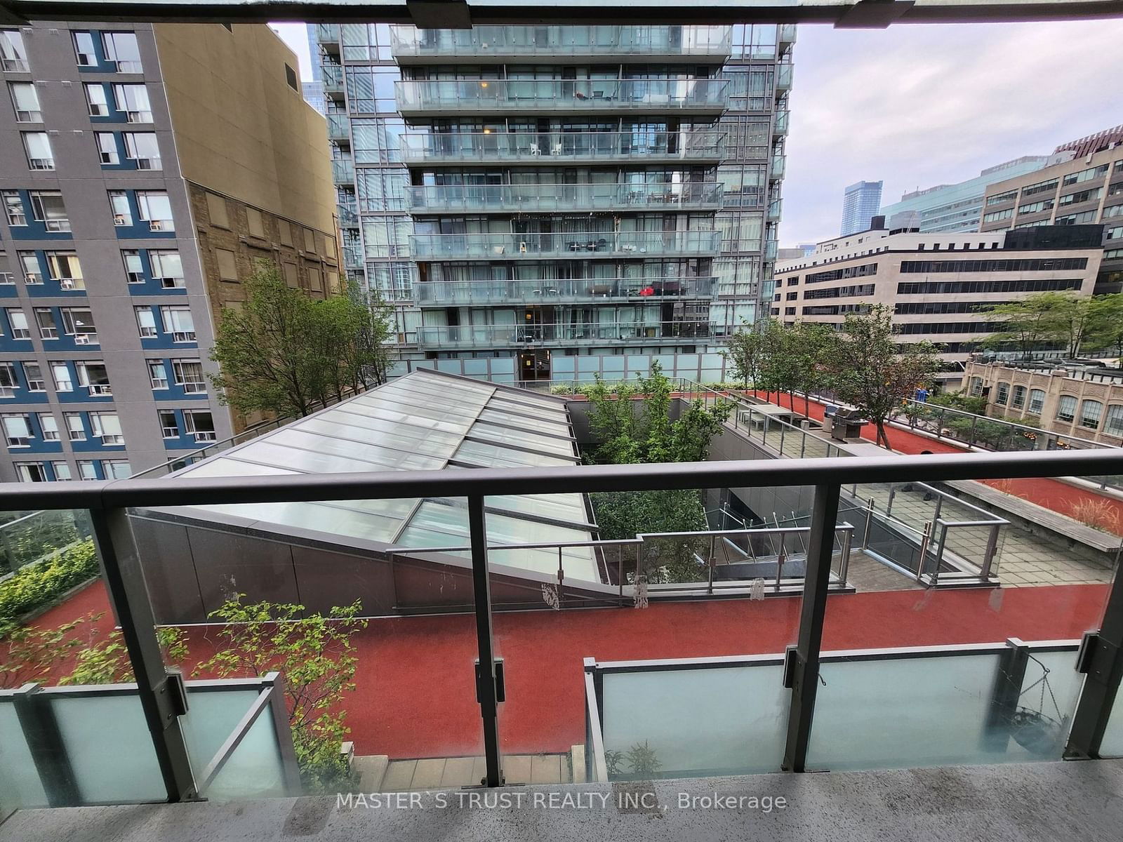 37 Grosvenor St, unit 410 for sale