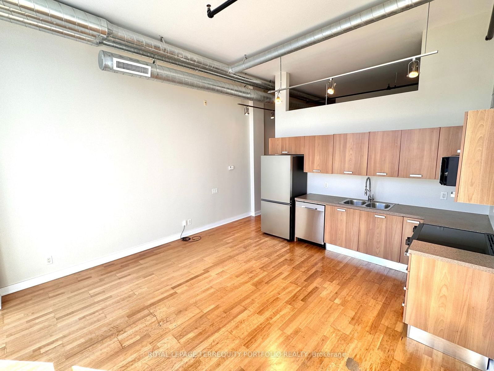 43 Hanna Ave, unit 418 for rent