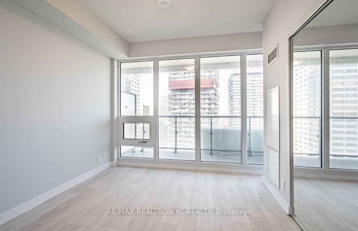 2221 Yonge St, unit 2002 for rent