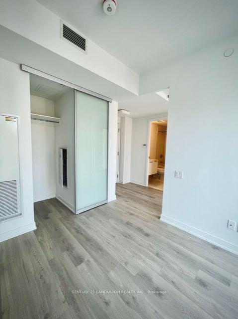 3 Gloucester St, unit 908 for rent