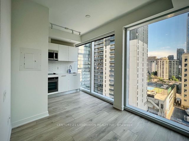 3 Gloucester St, unit 908 for rent