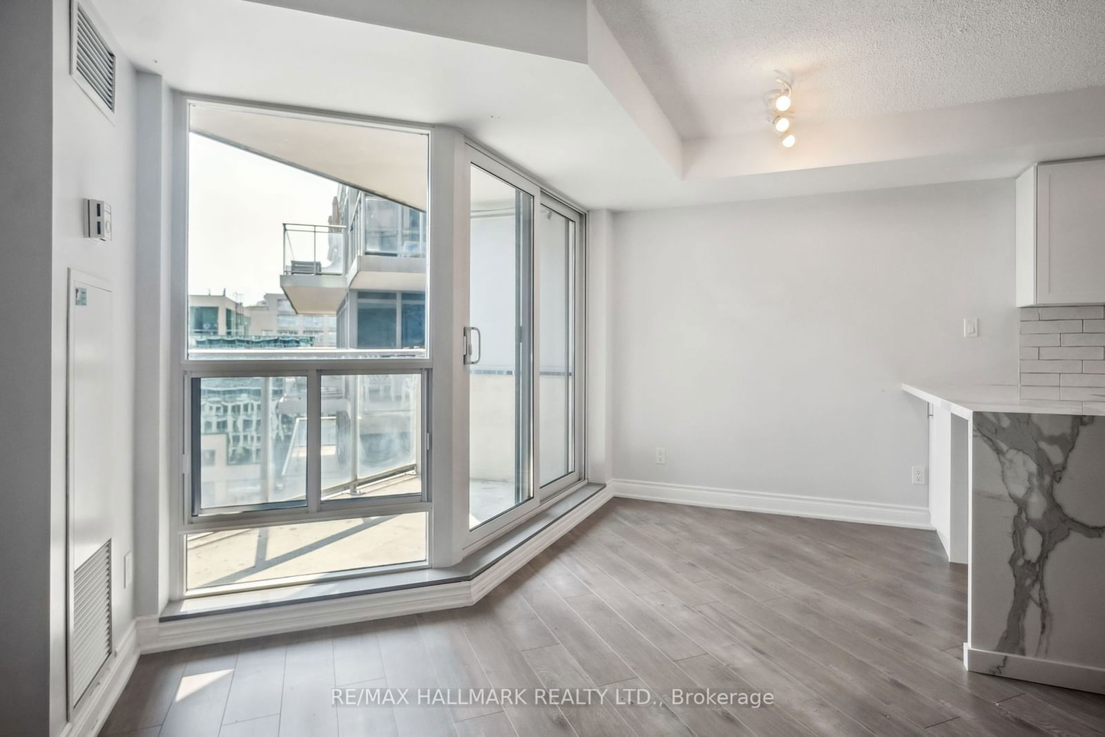 410 Queens Quay W, unit 919 for sale