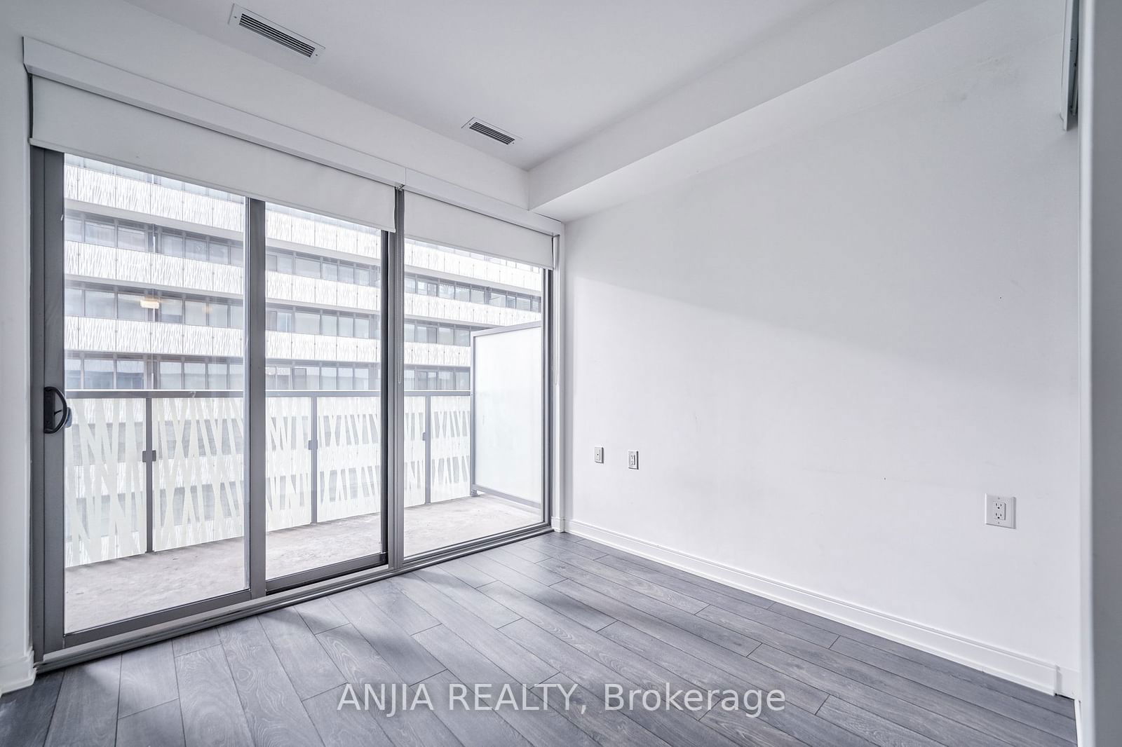 50 Charles St E, unit 805 for sale