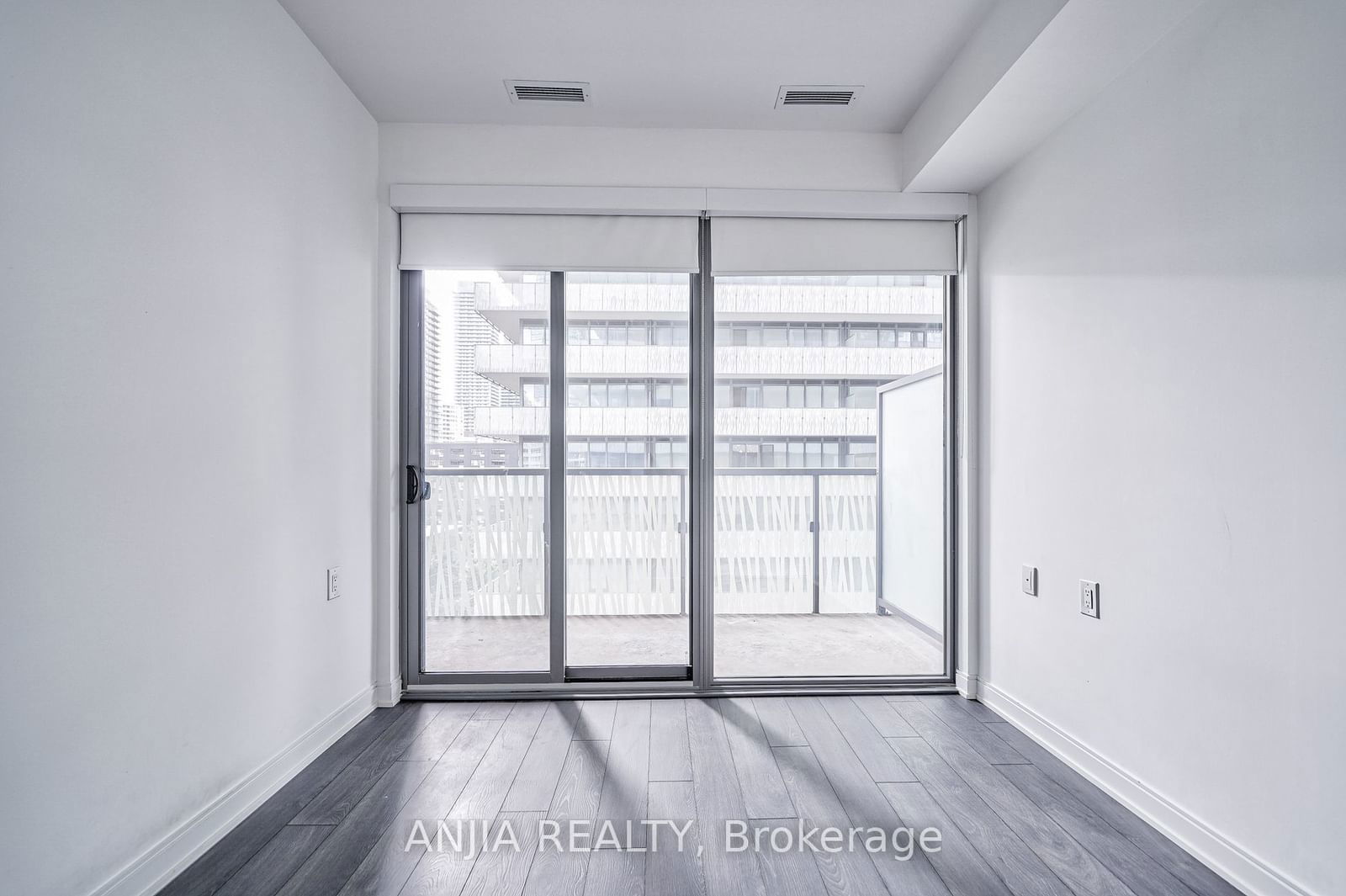 50 Charles St E, unit 805 for sale